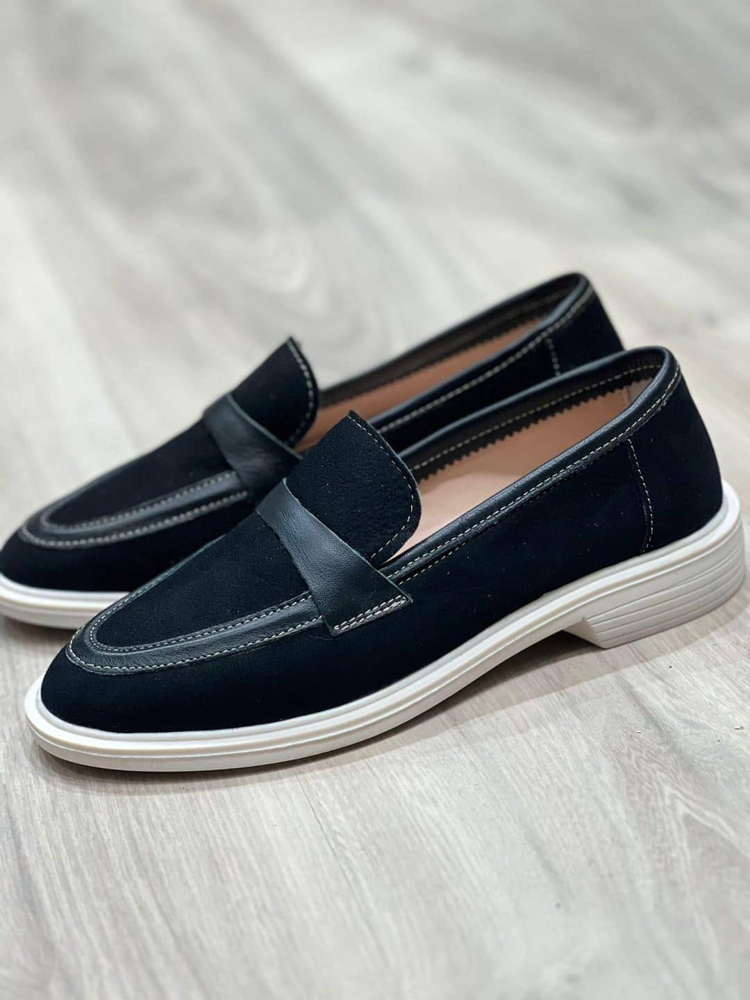 נעלי מוקסין מעור זמש בצבע שחור
