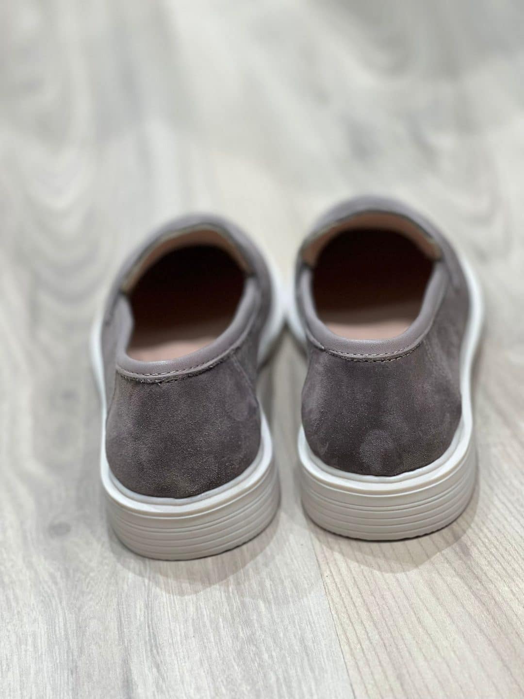 נעלי מוקסין מעור זמש בצבע אפור