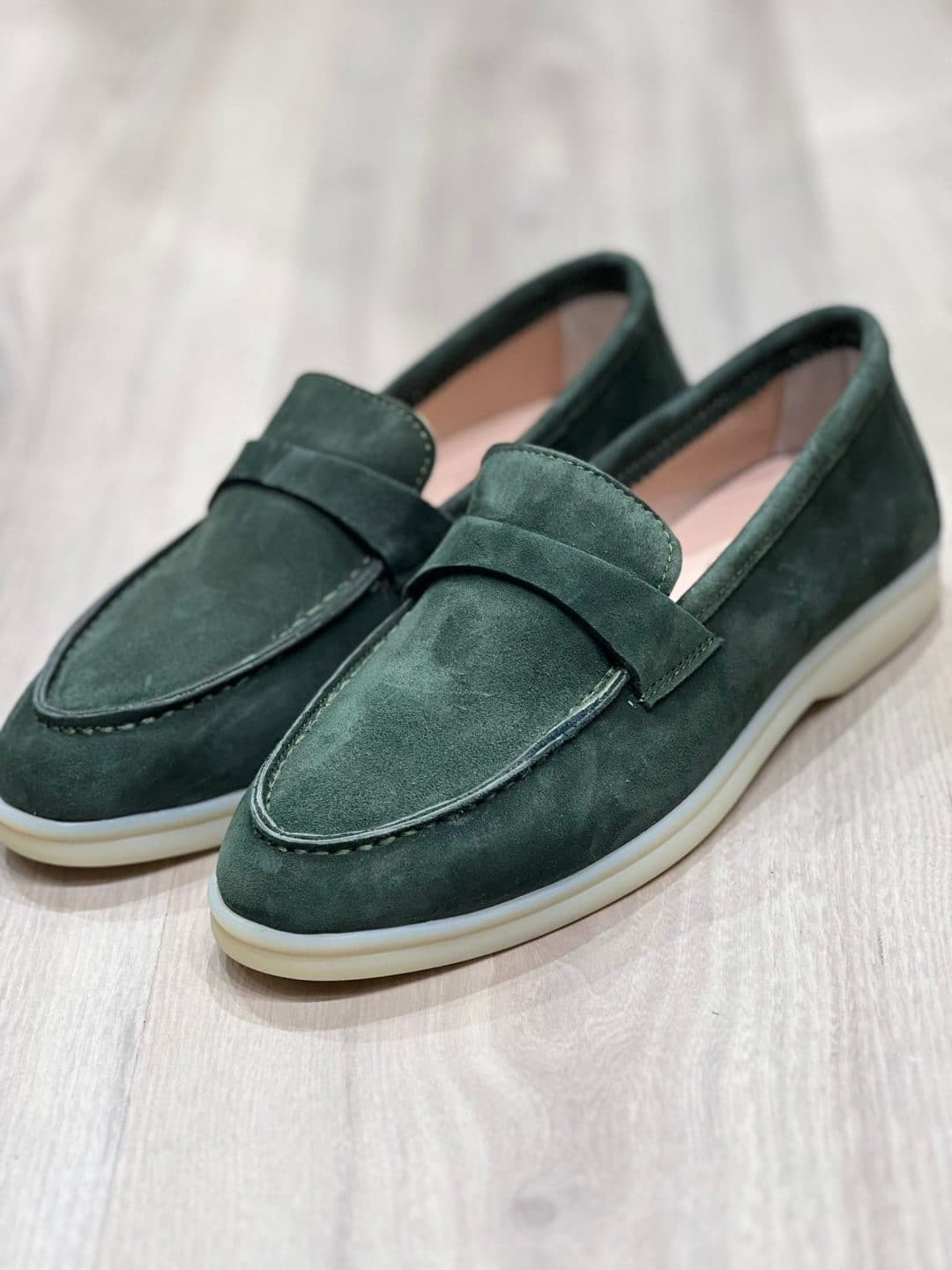 נעלי מוקסין מעור זמש בצבע ירוק