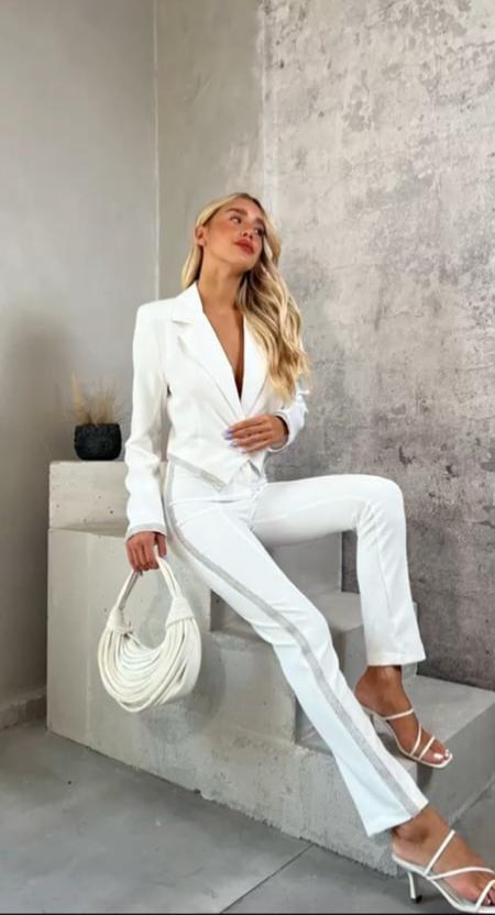 חליפה מחויטת לנשים בצבע לבן