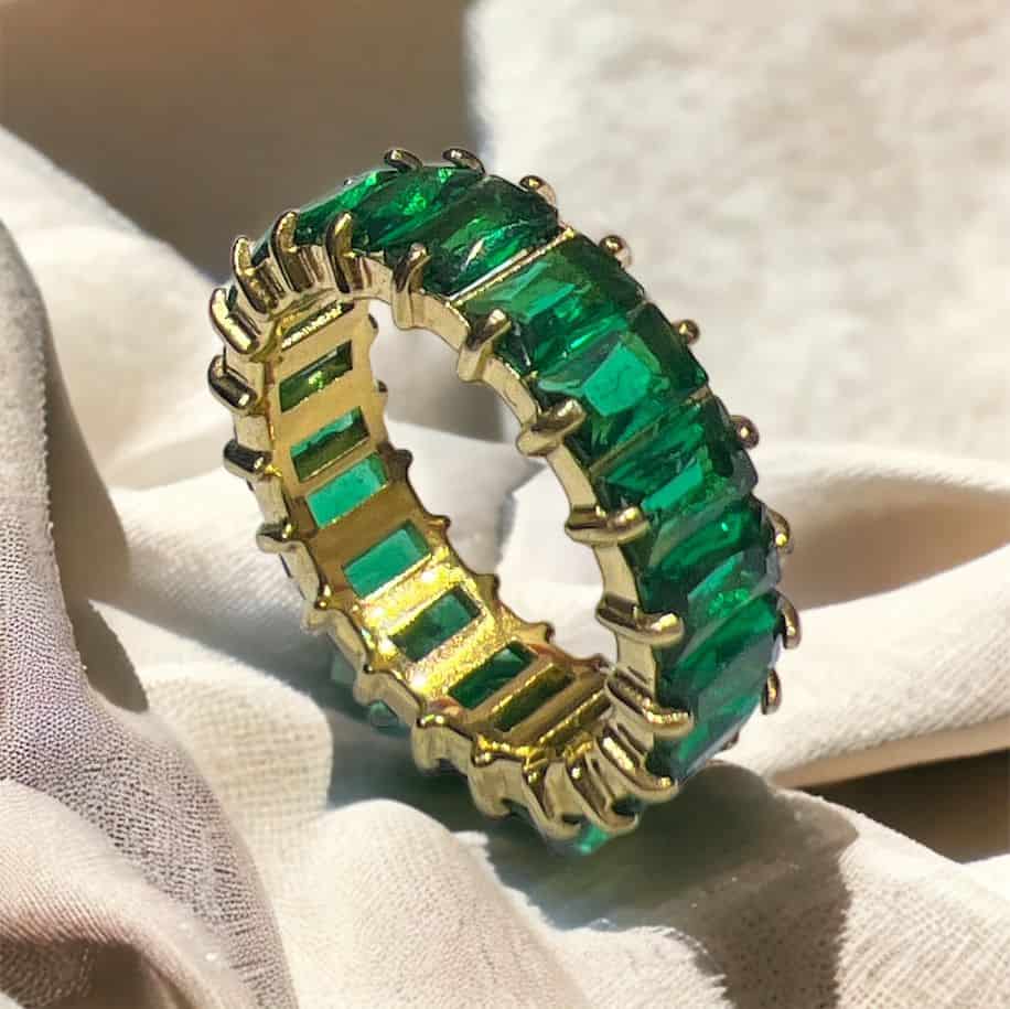 טבעת סטיינלס סטיל עם אבנים ירוקות